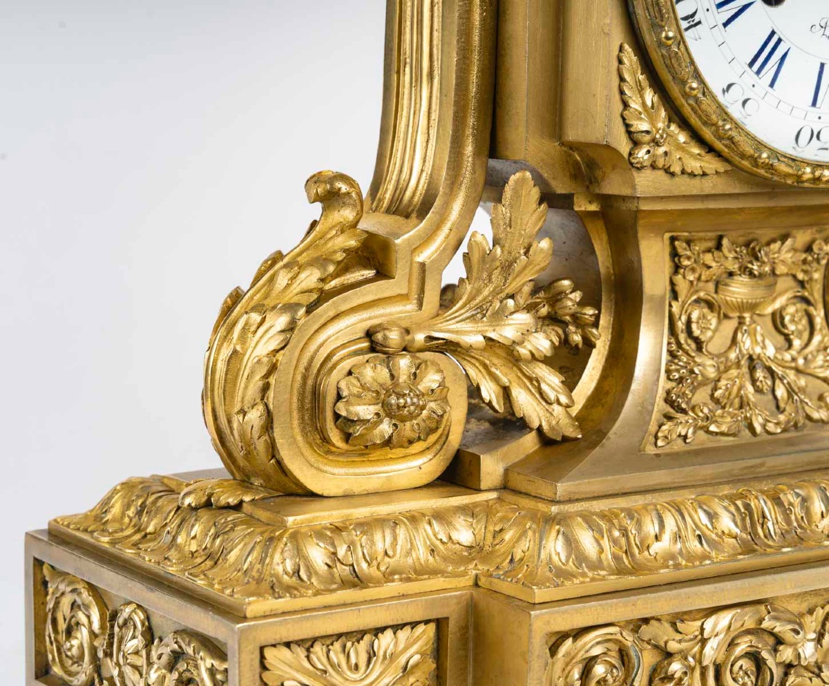 Une pendule en bronze doré de style Napoléon III, fin du XIXe siècle — 10