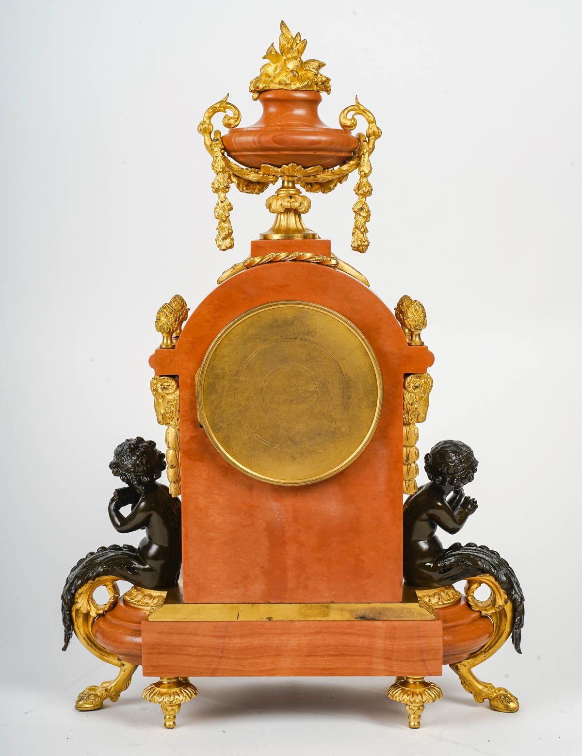 Un pendule en bronze doré et marbre rose fin du XIXe siècle — 5