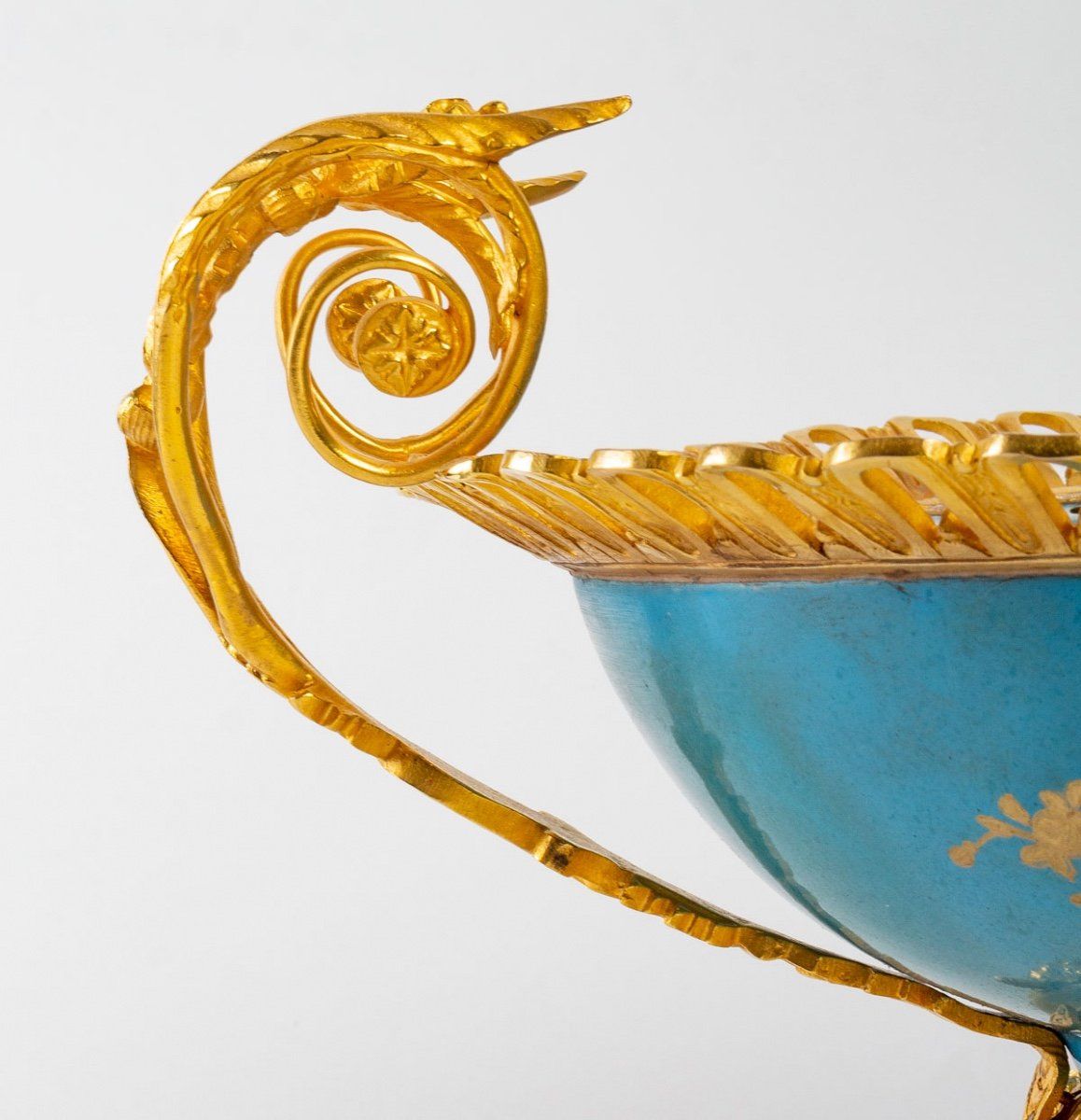 Une coupe en porcelaine de style Sèvre, fin du XIXe siècle — 7