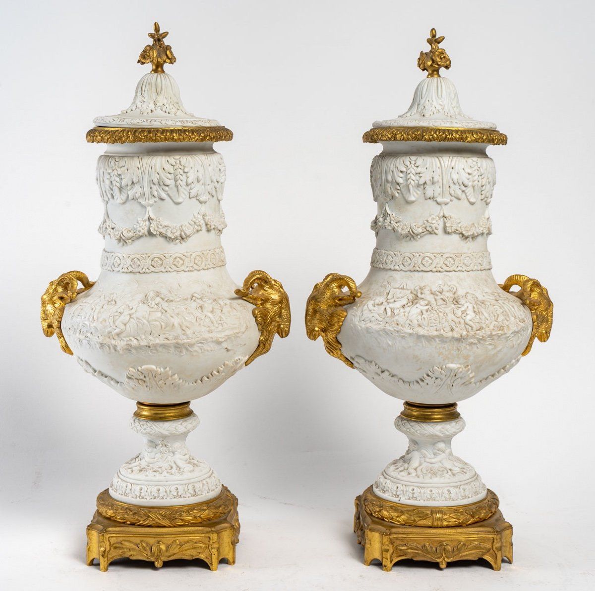 Une paire de vases en porcelaine de biscuit, fin du XIXe siècle — 22