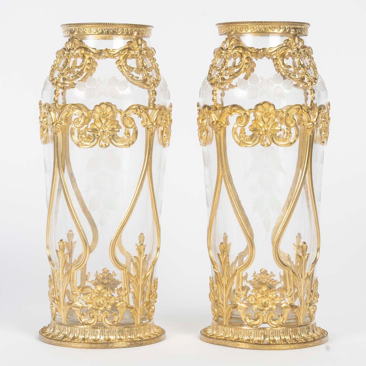 Une paire de vases en cristal gravé et bronze doré, époque XIXe siècle — 6