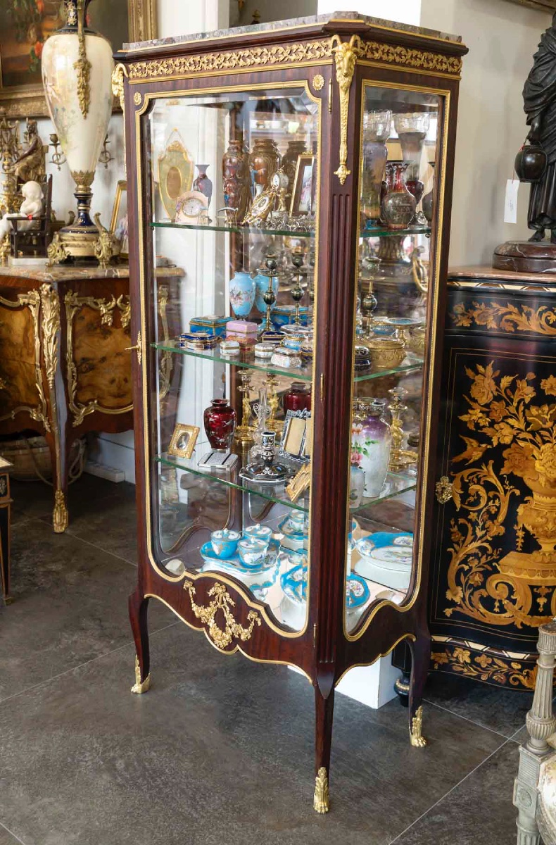 Une vitrine en acajou de style Louis XVI, fin du XIXe siècle — 4