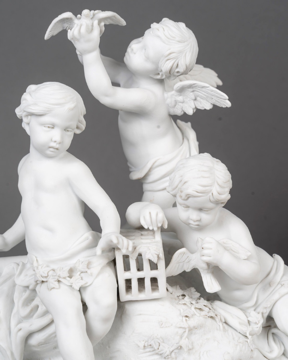 Garniture en biscuit de Sèvres et bronze doré, de style Louis XVI, XIXe siècle — 9