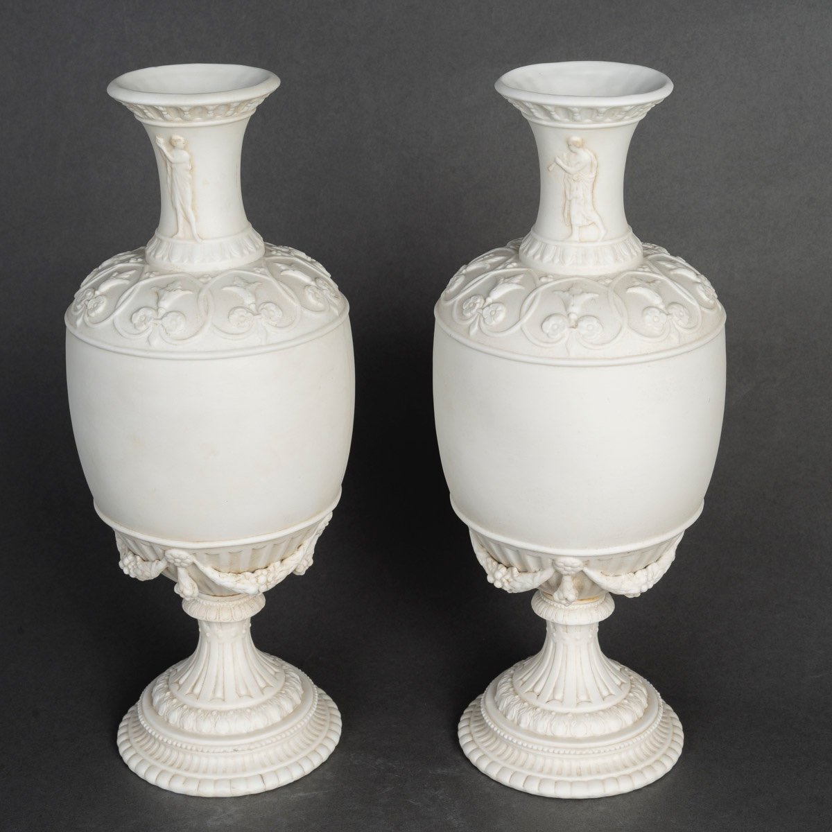 Une paire de vases en porcelaine de biscuit, fin du XIXe siècle — 17