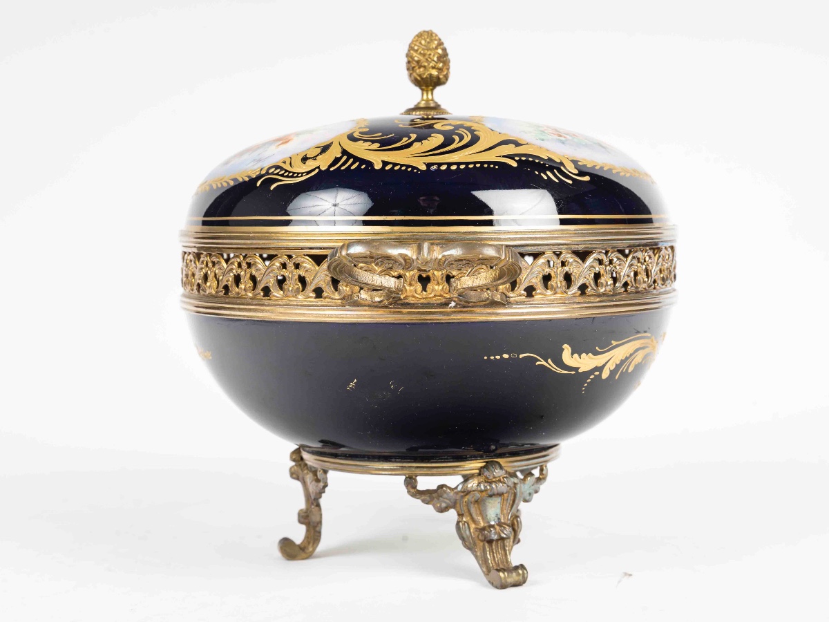 Une bonbonnière en porcelaine de style Sèvres, début du XIXe siècle — 3