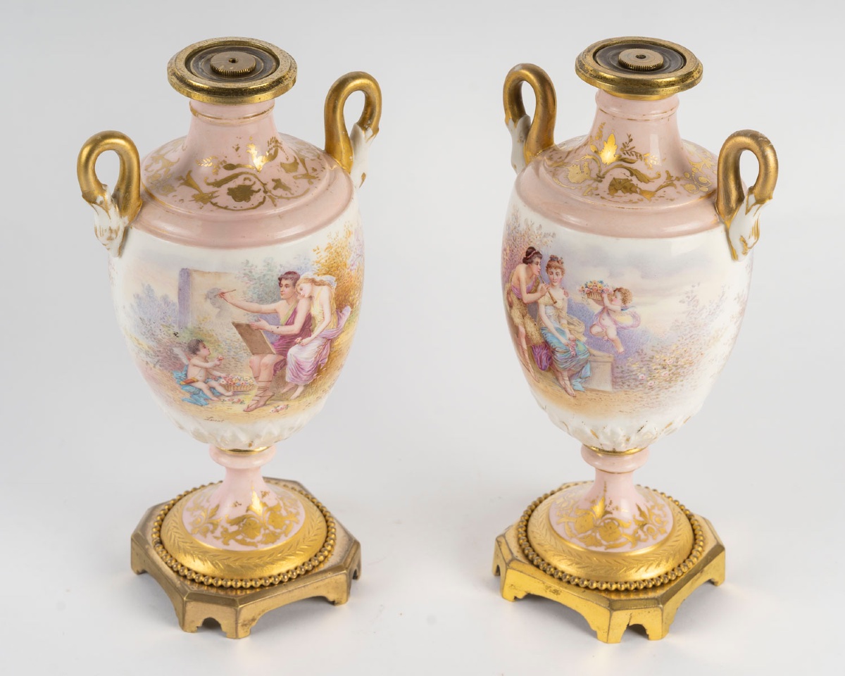 Paire de vases en porcelaine polychrome à décor peint à la main, style Sèvres – fin du XIXe siècle — 4