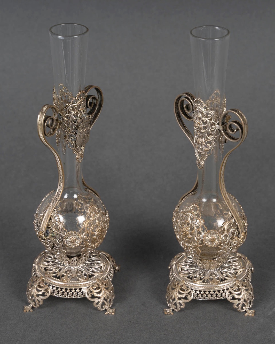 Une paire de petits vases en verre et monture en métal argenté, fin du XIXe siècle — 9
