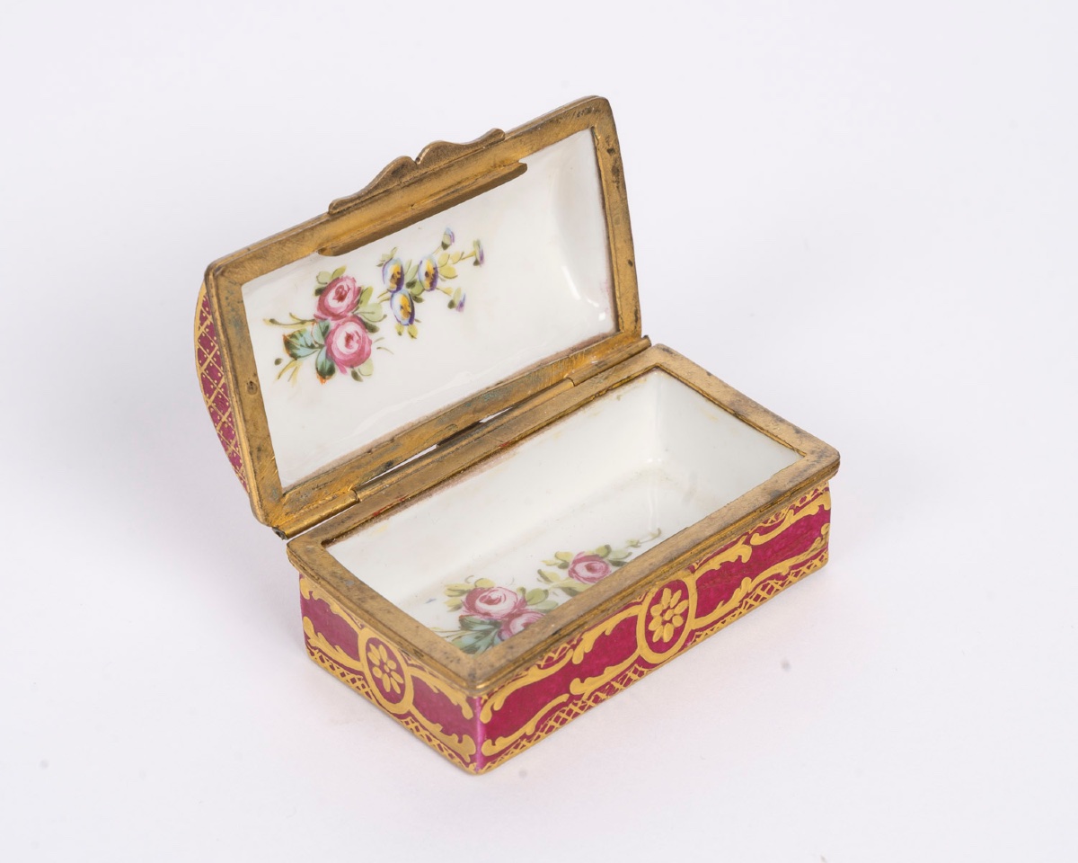 Miniature coffret à bijoux en porcelaine rouge, début du XIXe siècle — 10