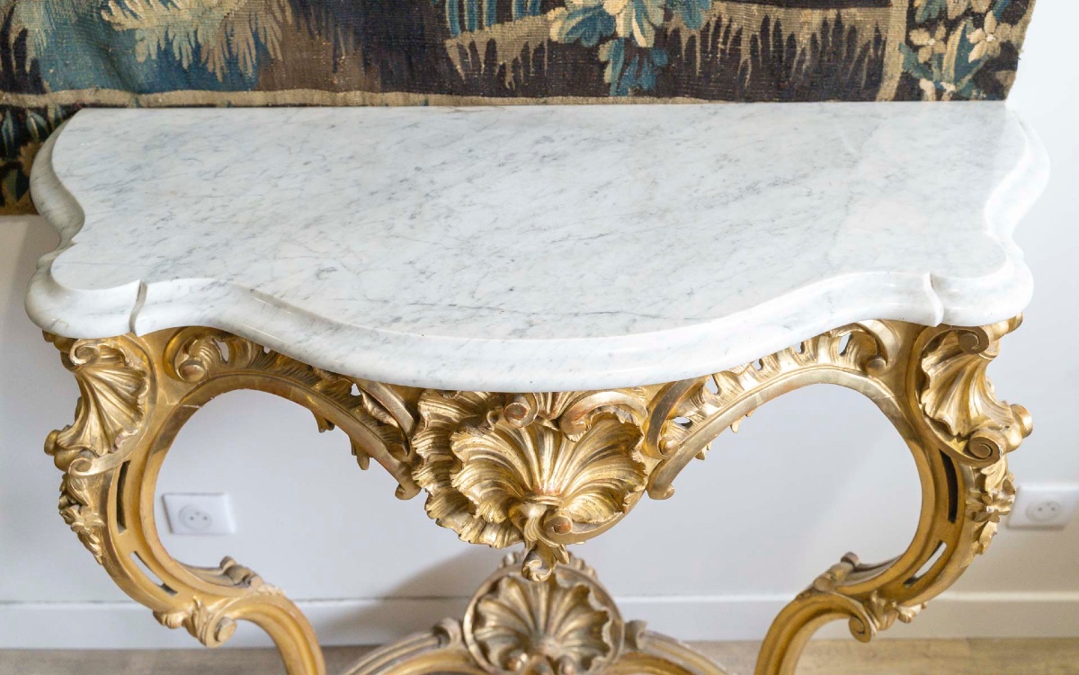 Une console en bois doré de style Louis XV, XIXe siècle — 4