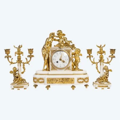 Une Garniture en bronze doré et marbre blanc, XIXe siècle