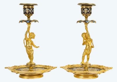 Une paire de bougeoirs en bronze doré et émail cloisonné, fin du XIXe siècle