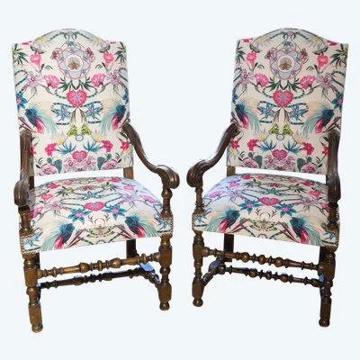Une paire de Fauteuils de style Louis XIII, époque 18e siècle