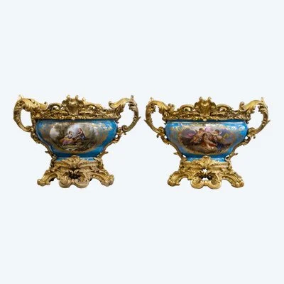 Paire de grandes coupes en porcelaine bleu céleste et bronze doré par H. Picard, XIXe siècle