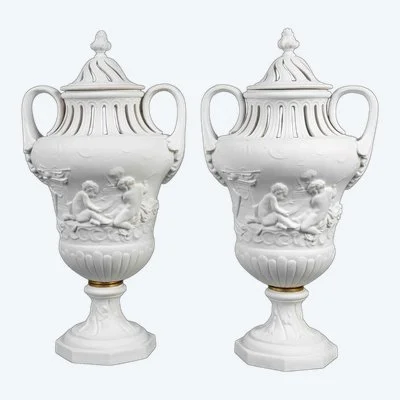 Une paire de vases en biscuit de Sèvres, fin du XIXe siècle