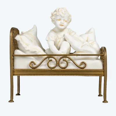 Un biscuit de petit enfant dans son lit, Autrichien art nouveau