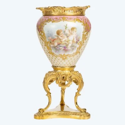 Un vase en porcelaine de Sèvres, fin du XIXe siècle