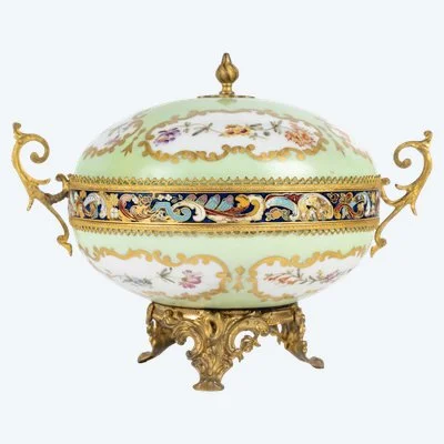 Une bonbonnière en porcelaine et bronze cloisonné, fin du XIXe siècle
