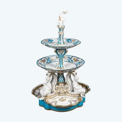 Un centre de table en porcelaine; début du XXe siècle
