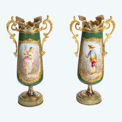 Une paire de vases en porcelaine et bronze cloisonné, fin du XIXe siècle