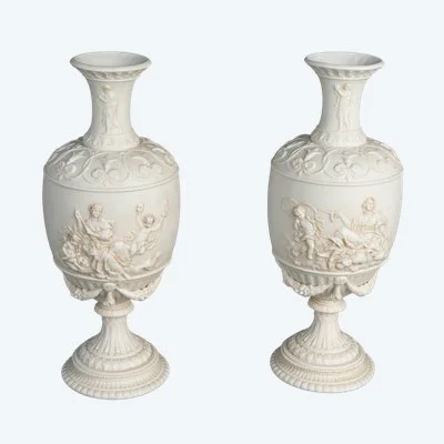 Une paire de vases en porcelaine de biscuit, fin du XIXe siècle
