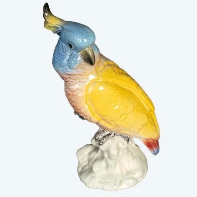 Une sculpture de perroquet en porcelaine, début du XXe siècle