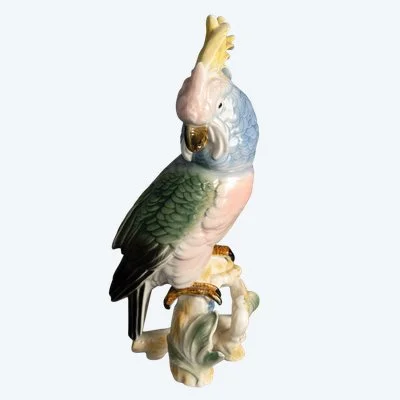 Une sculpture de perroquet en porcelaine, début du XXe siècle