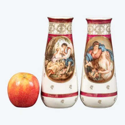 Une paire de vases en porcelaine, fin du XIXe siècle