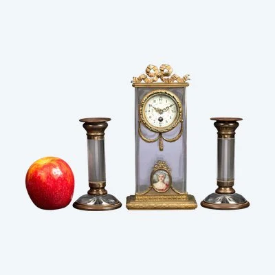 Une garniture de cheminée en cristal et bronze doré, fin du XIXe siècle