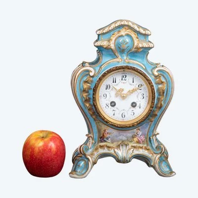 Une pendule en porcelaine de style Louis XV, fin du XIXe siècle