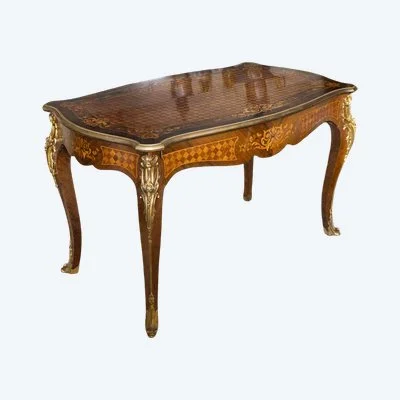 Une table de centre en marqueterie et bronze doré, fin du XIXe siècle