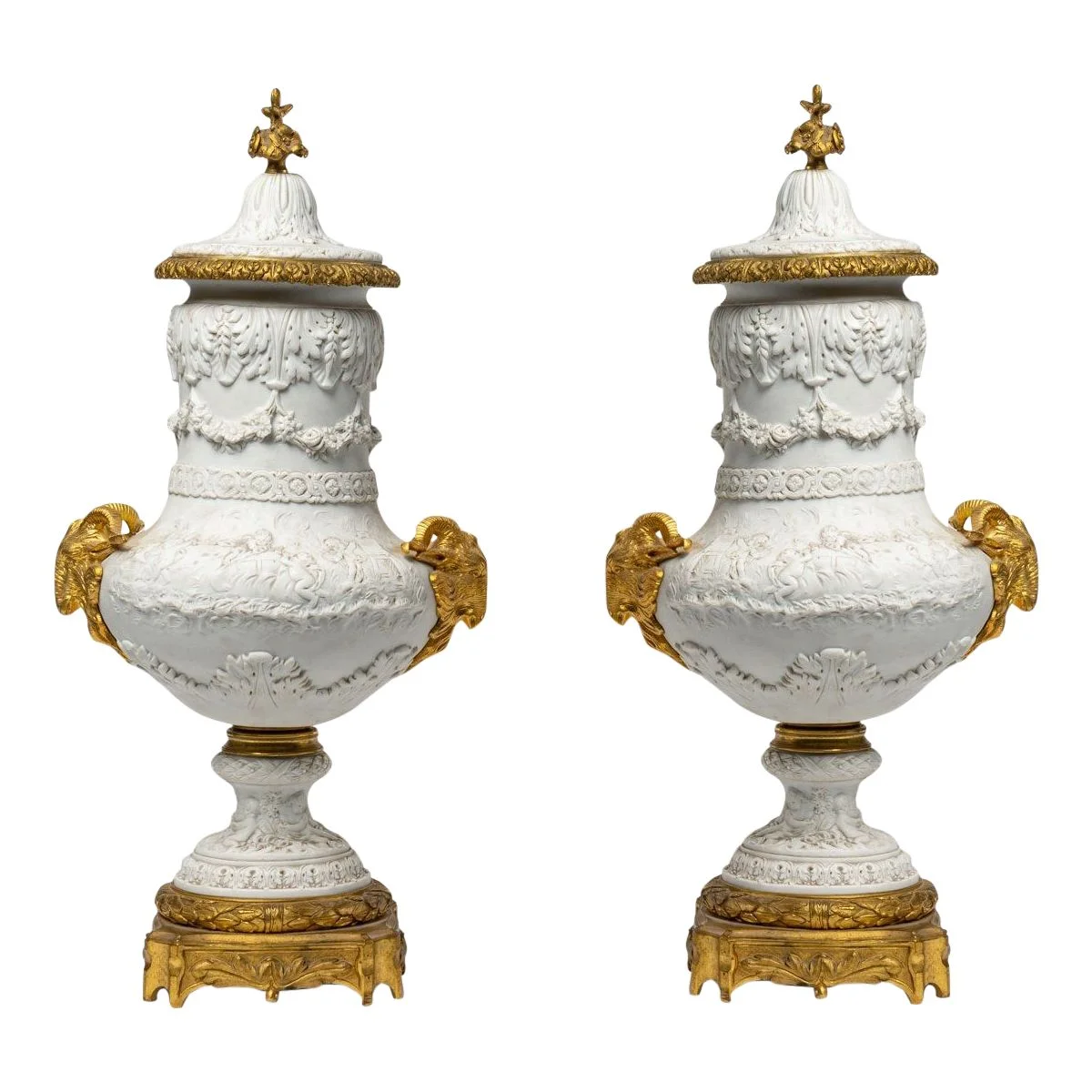 Une paire de vases en porcelaine de biscuit, fin du XIXe siècle