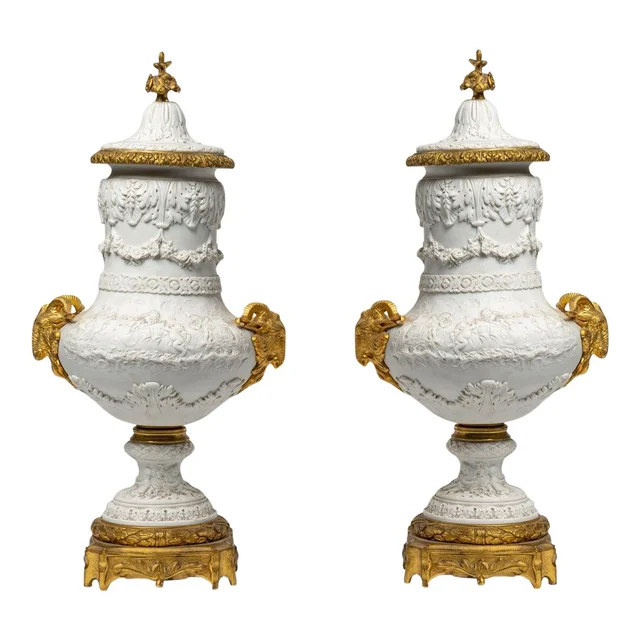 Une paire de vases en porcelaine de biscuit, fin du XIXe siècle