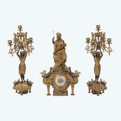 Une garniture de cheminée de style Egypte Antique, fin du XIXe siècle