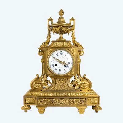 Une pendule en bronze doré de style Napoléon III, fin du XIXe siècle