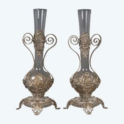 Une paire de petits vases en verre et monture en métal argenté, fin du XIXe siècle