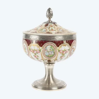 Une bonbonnière en porcelaine et argent massif, fin du XIXe siècle