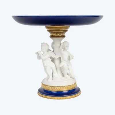 Une coupe en porcelaine et biscuit, fin du XIXe siècle