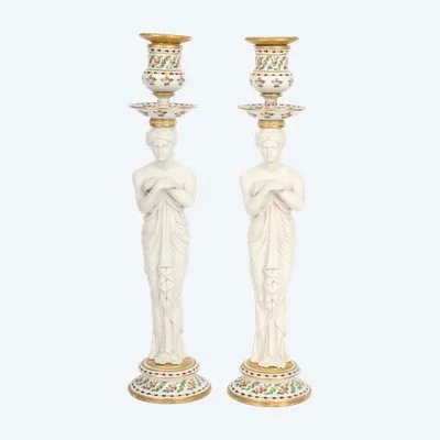 Une paire de bougeoirs en porcelaine de Sèvres et biscuit, XIXe siècle