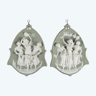 Une paire de plaques en porcelaine de Wedgwood, début du XXe siècle