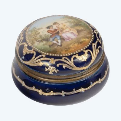 Une miniature boîte à bijoux, en porcelaine de style Sèvres, fin du XIXe siècle