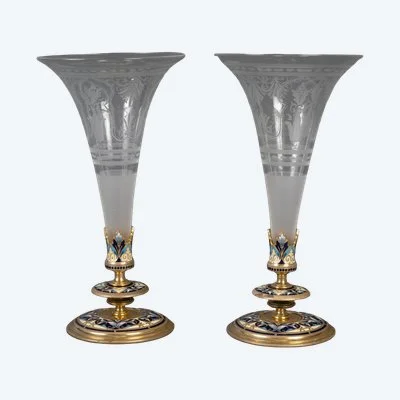 Une paire de flûtes en cristal et base en bronze cloisonné, fin du XIXe siècle