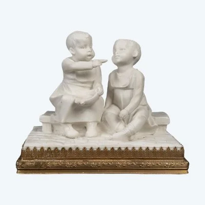 Une petite sculpture en porcelaine de biscuit, époque art nouveau