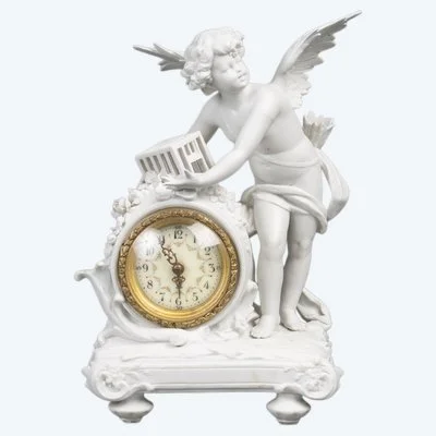 Petite pendule en biscuit de Sèvres, sujet au Cupidon – époque art nouveau
