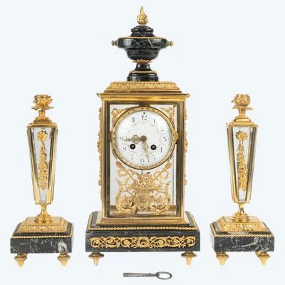 Une garniture en bronze doré et marbre vert de mer, fin du XIXe siècle