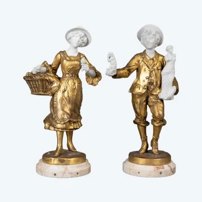 Une paire de sculptures en régule et biscuit, époque fin du XIXe siècle