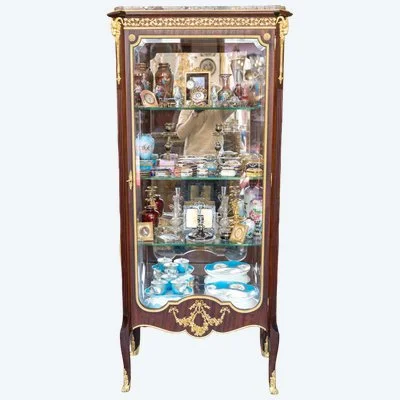 Une vitrine en acajou de style Louis XVI, fin du XIXe siècle