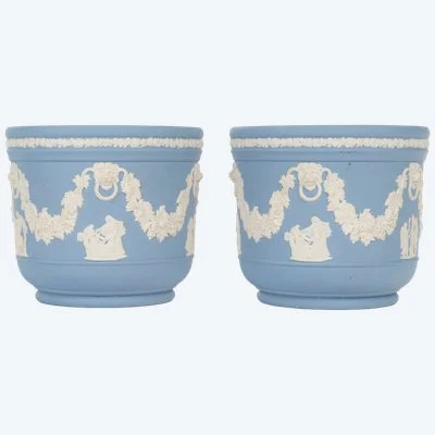 Une paire de cache-pots en porcelaine de Wedgwood début du XXe siècle