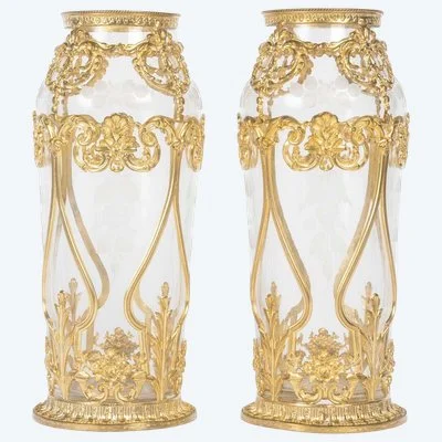 Une paire de vases en cristal gravé et bronze doré, époque XIXe siècle