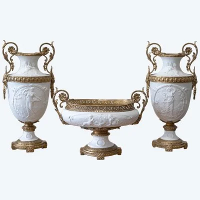 Un ensemble de deux vases et une coupe en biscuit et bronze doré, XIXe siècle