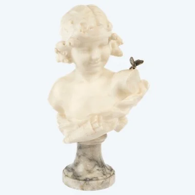 Buste en albâtre d’une jeune fille au papillon, Auguste Carli